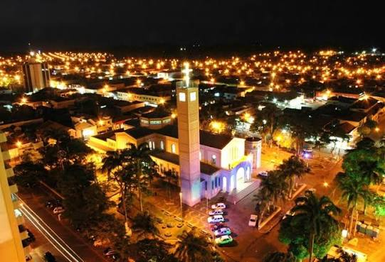 Vista noturna de Novo Horizonte, SP, com a igreja e a região central iluminadas